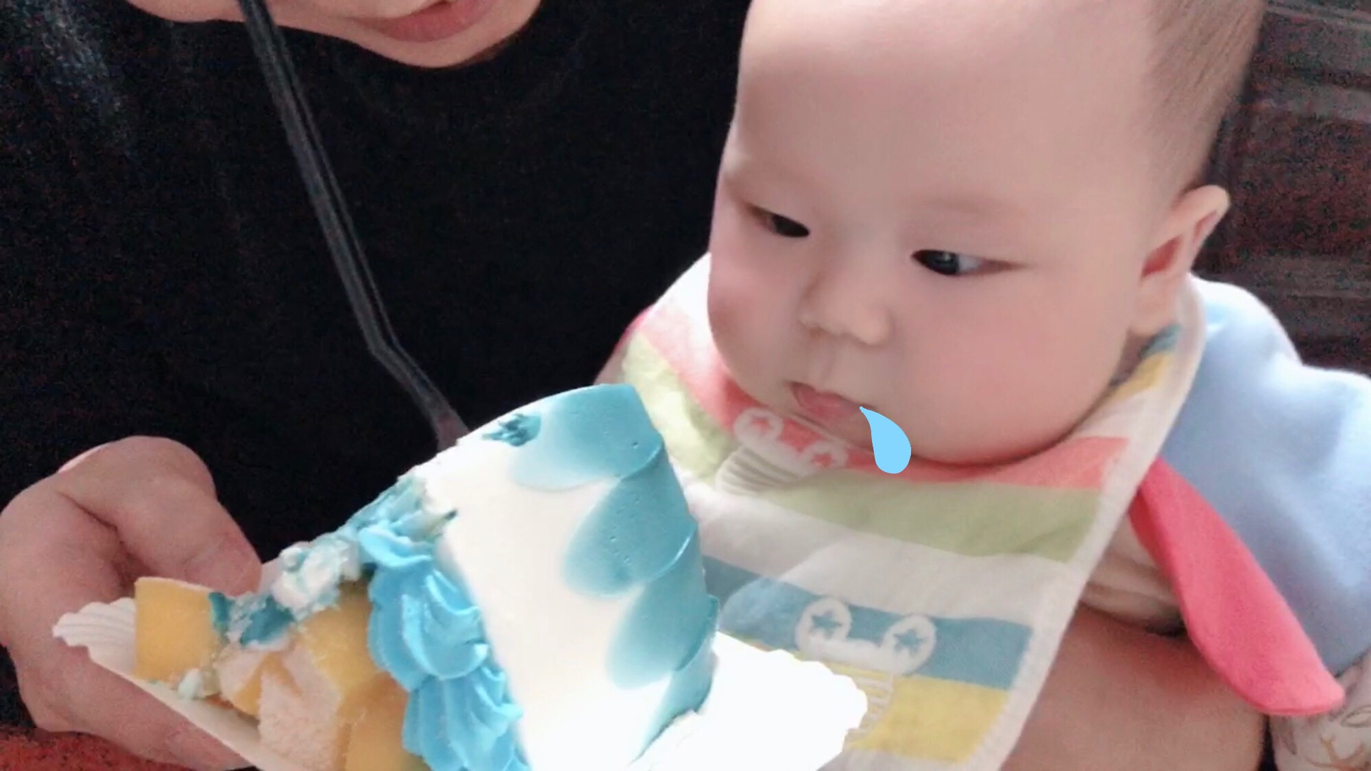 面对爷爷的生日蛋糕,宝贝表现得异常兴奋,小嘴的行动比手还要快